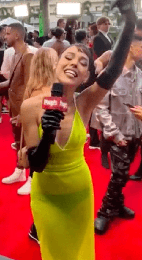 Danna Paola: La cantante y presentadora de las premios, dejó sin palabras con este vestido amarillo fosforescente con una tela transparente que deja a la vista su ropa interior. Danna complementó con un par de guantes negros y un peinado de chongo con flequillo de lado.