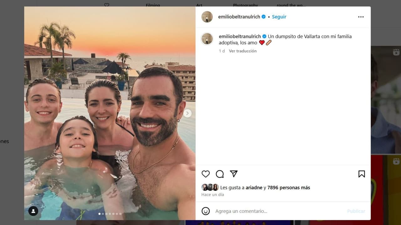 Emilio Beltrán, actor de Papás por conveniencia con su familia 'adoptiva'.