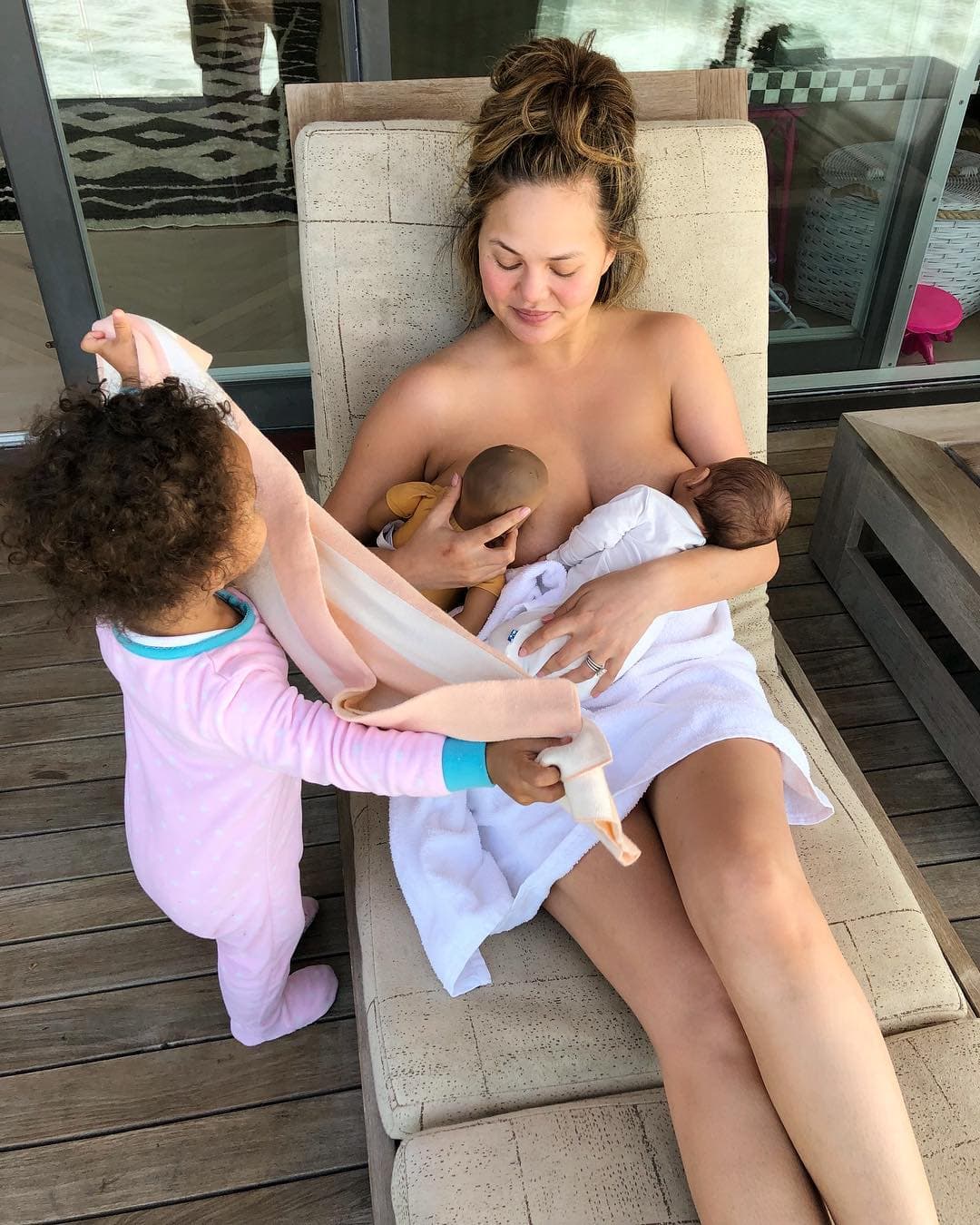 Chrissy Teigen compartió una foto dándole de comer a su bebé, sin imaginar las críticas que recibiría; sin embargo, no se quedó callada y defendió su derecho, asegurando que es algo muy natural. "Estoy relajada. Publicando mi día a día como hago con cualquier otra cosa, cocinar, jugar con los perros. Si ves algo raro en alimentar a un bebé es porque tienes algún tipo de problema extraño”, señaló.