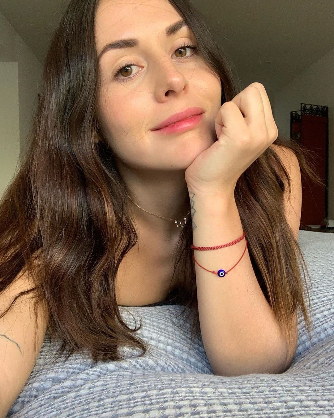 Hijo de Zuria Vega aparece con vestido y famosos aplauden: “Por una masculinidad libre”