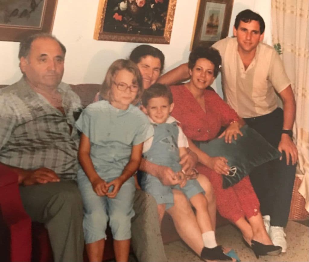 Marjorie con sus abuelos paternos, sus papás y su hermano