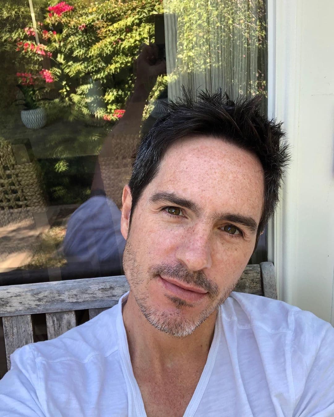 “Sí hay que echarse porras de vez en cuando, pero más que vanidoso, sí me cuido más. Me gusta hacer ejercicio, cuidar lo que como, soy súper postrero, pero trato de comérmelos a una buena hora porque ya mi metabolismo no es el mismo y sí aprendí que uno se tiene que poner bloqueador antes de salir y en la noche sí mi cremita de noche”, comentó.