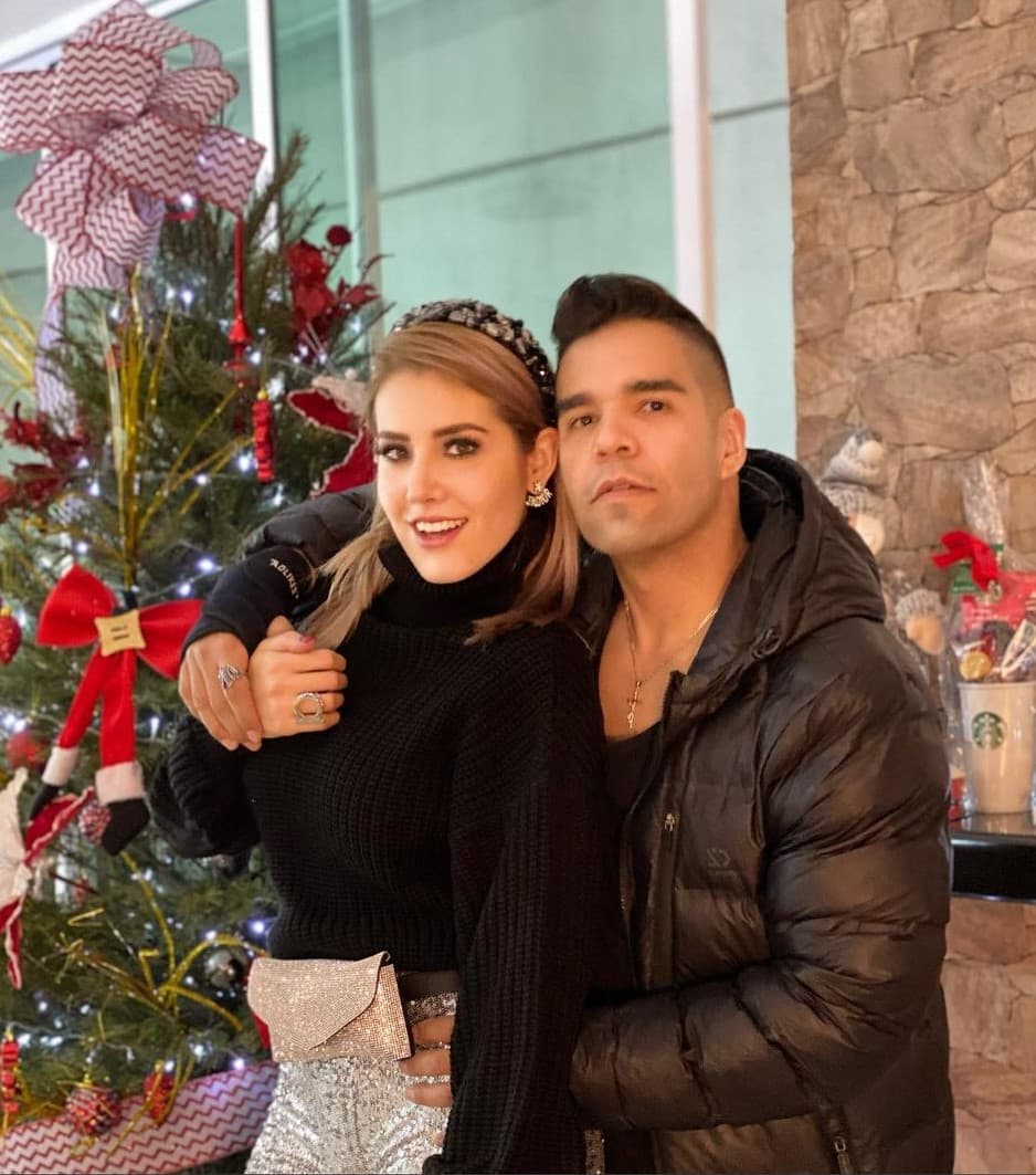Hace unos días, Emir Pabón y su esposa Stefanía de Aranda vivieron un fuerte accidente automovilístico en Houston, Texas, el cual mantiene a la actriz y a su bebé en terapia intensiva y provocó que el cantante fuera operado de emergencia. Antes de la tragedia que sufrieron, la pareja mostraba cada rincón de su elegante casa en redes sociales.