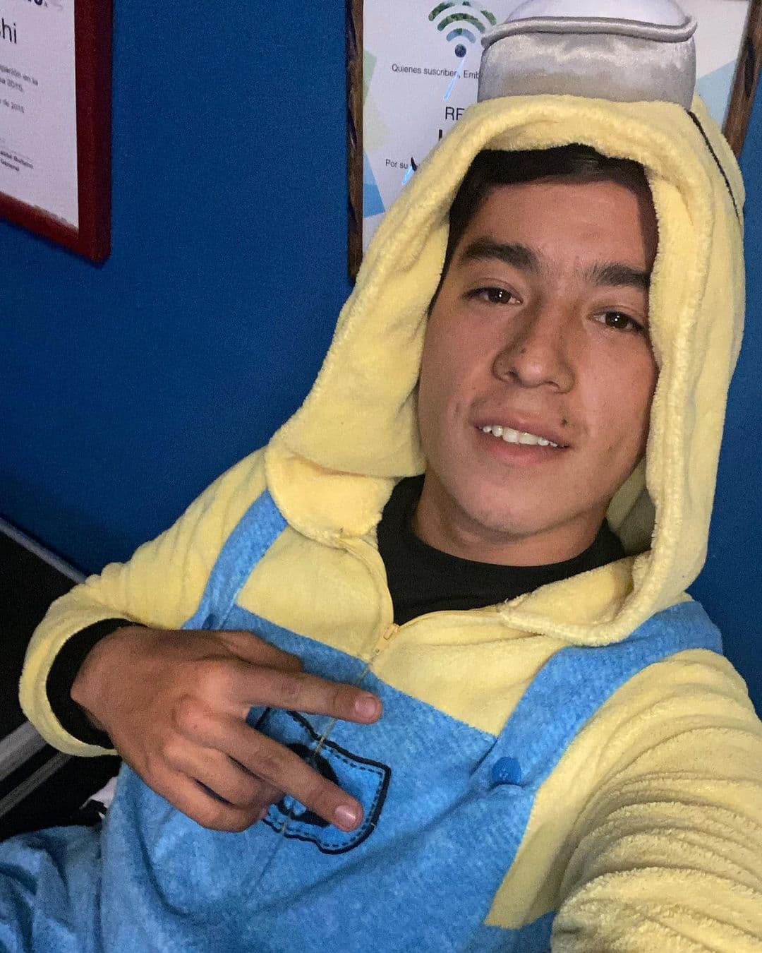 En su canal de YouTube, cuenta ya con más de 43 mil suscriptores y publica videos de covers de famosas canciones, retos e incluso algunos aspectos de su vida privada.