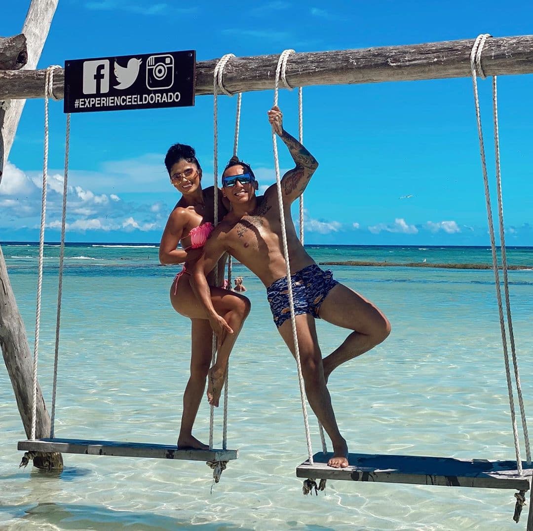 El intérprete de ‘Borracho de amor’ compartió otra imagen en la que aparecen sobre unos columpios y destacó lo feliz que está de tener un matrimonio tan bonito con Kimberly Flores.