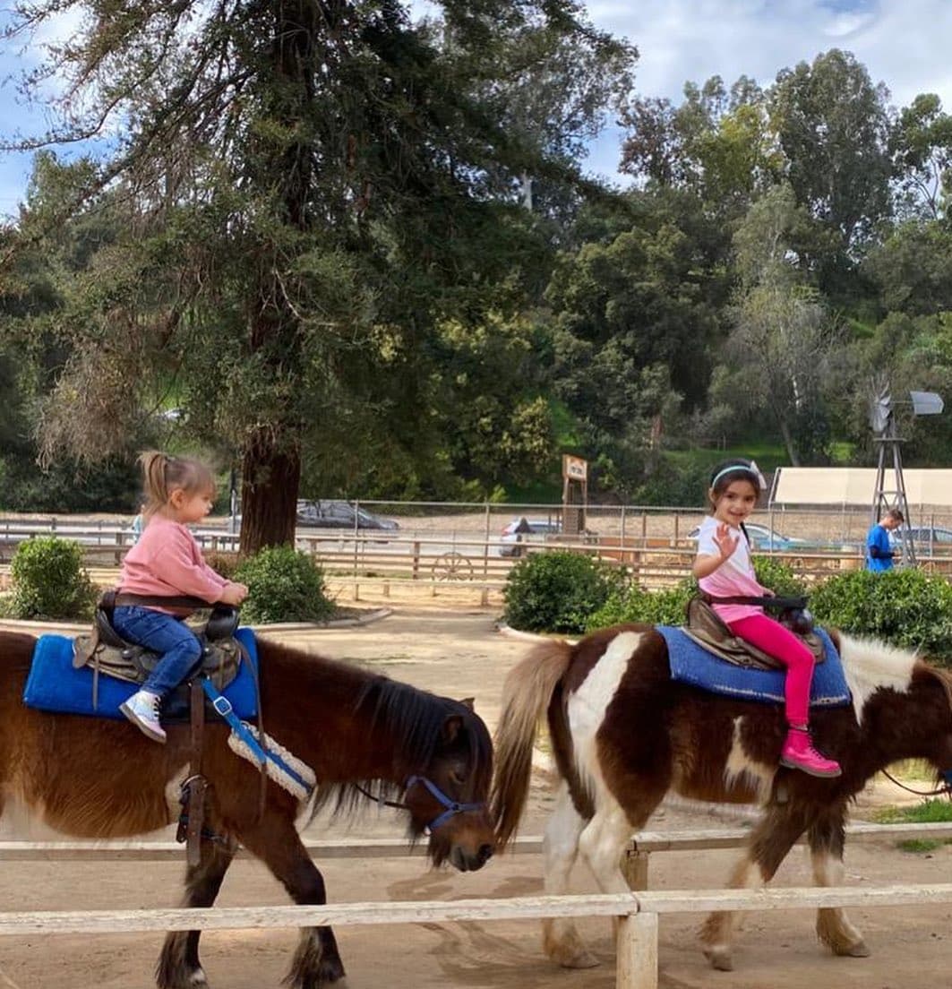 Por si fuera poco, Kailani también disfrutó de un paseo en poni, actividad que se ha convertido en una de sus favoritas.