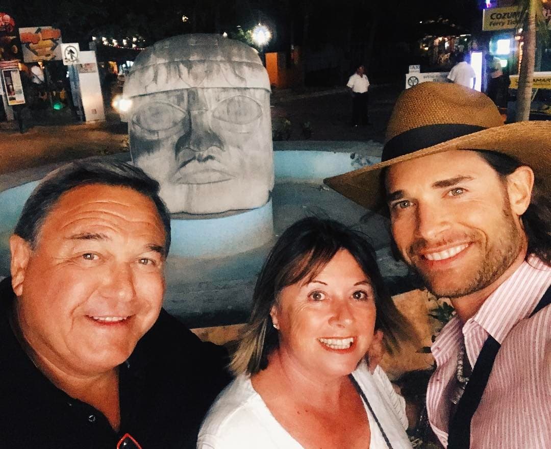 Papás de Sebastián Rulli posan muy sonrientes junto a Luis Miguel