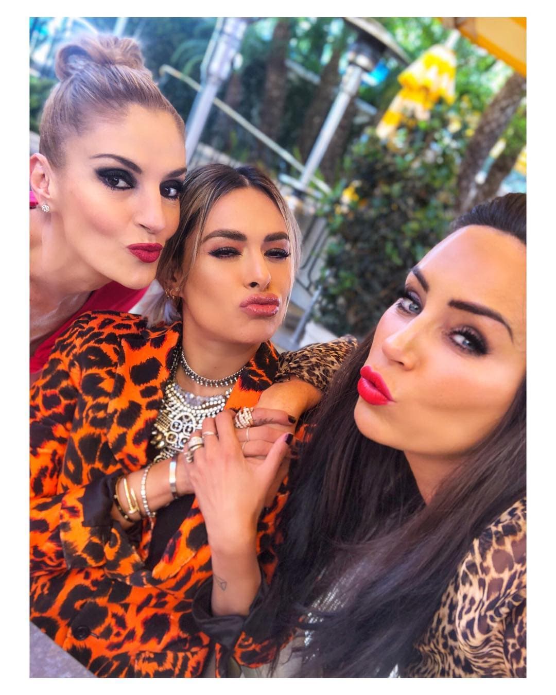 Con los hashtags #YvesSaintLaurent y #La 24horas, las conductoras Galilea Montijo, Inés Gómez Mont y la actriz Chantal Andere inmortalizaron esta inolvidable salida.