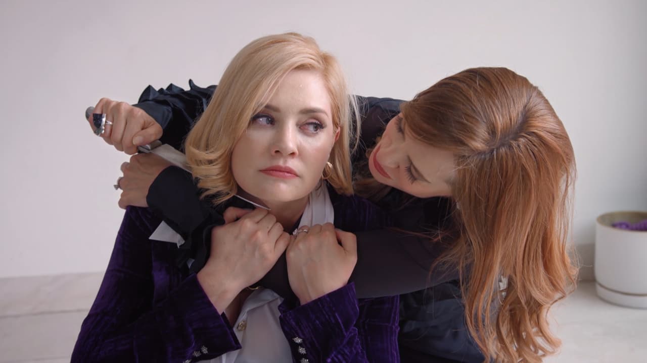 Pero 'Violeta' logra voltear las cosas y amenaza a 'Ofelia' con desfigurarle la cara para arruinar su carrera.