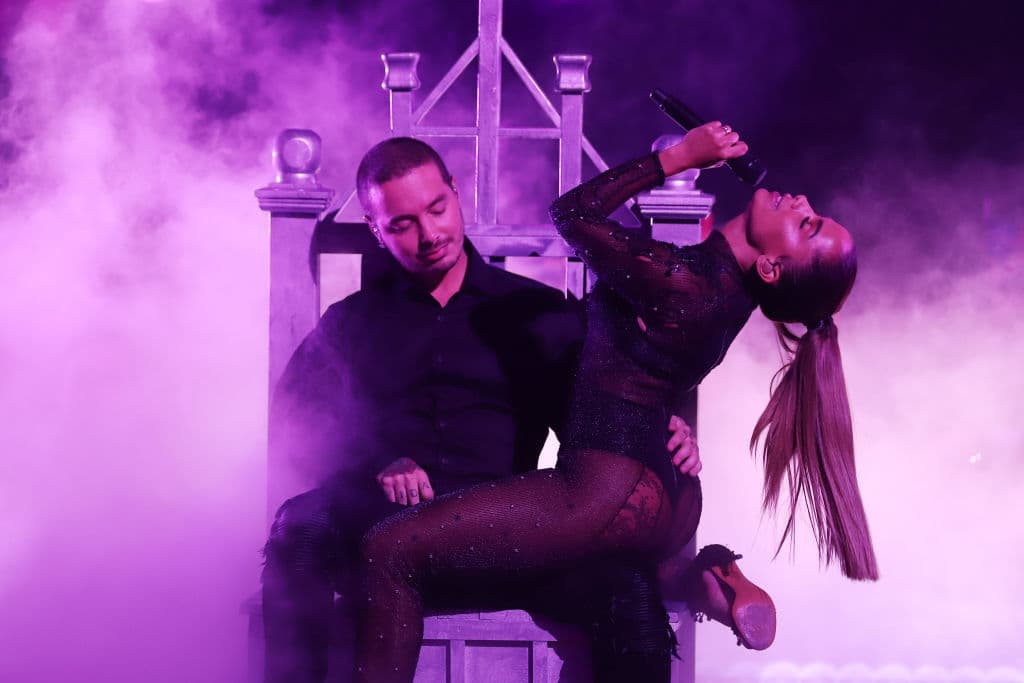 Ese mismo año, J Balvin y Anitta protagonizarían una de las presentaciones más explosivas al presentar en Premio Lo Nuestro las canciones “Machika”, cuyo video ya era viral en redes sociales, y “Downtown”.