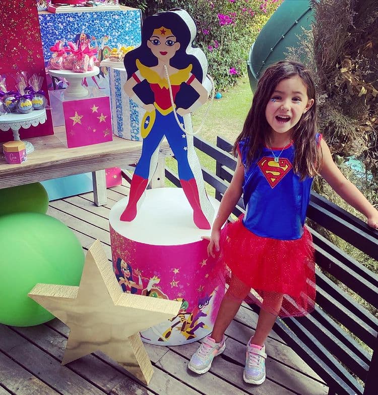 La piñata fue de la heroína y durante la fiesta se contó con dos espectaculares pasteles, uno realizado a base de cupcakes y otro con fondant, que tuvo una figura de la Mujer Maravilla.