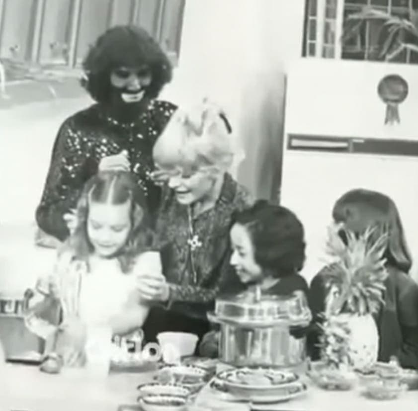 En 1977, Cepillín decidió probar suerte en la Ciudad de México y consiguió tener su propio programa, 'El Show de Cepillín', en Televisa. En esta imagen se encuentra con Thalía y algunos de los participantes del grupo Din Din cuando eran niños.