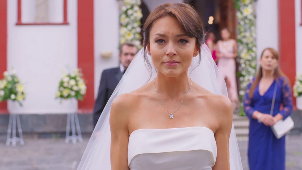 En el primer capítulo de ‘Vencer el Pasado’, Angelique Boyer interpreta a ‘Renata’, quien en el día de su boda su prometido ‘Alonso’ (Horacio Pancheri) llega a reclamarle por un beso que se filtró en redes sociales, por lo que rompe con ella y dice que no la quiere volver a ver.