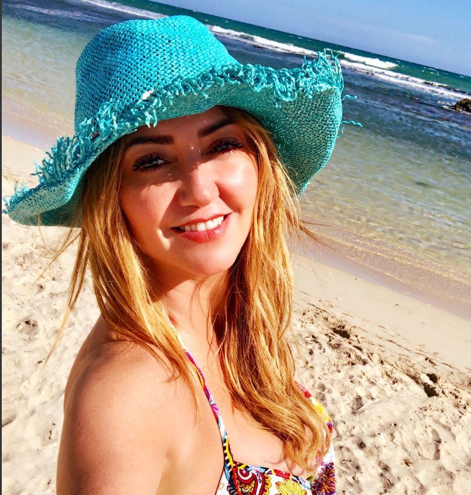 La conductora compartió en su cuenta e Instagram fotos en bikini en la playa de la paradisiaca isla.