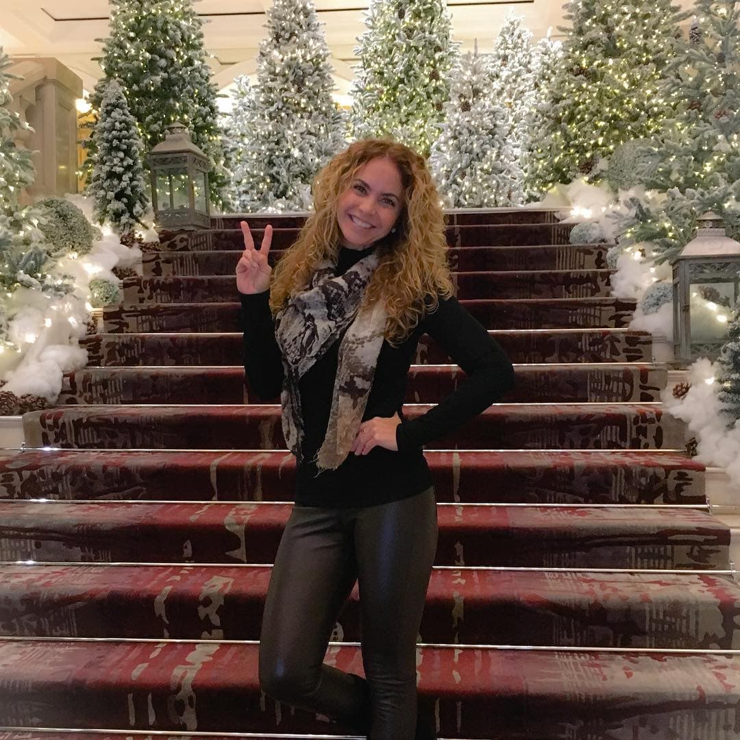 Lucero roba miradas con su elegante árbol de Navidad, decorado con ayuda de sus hijos