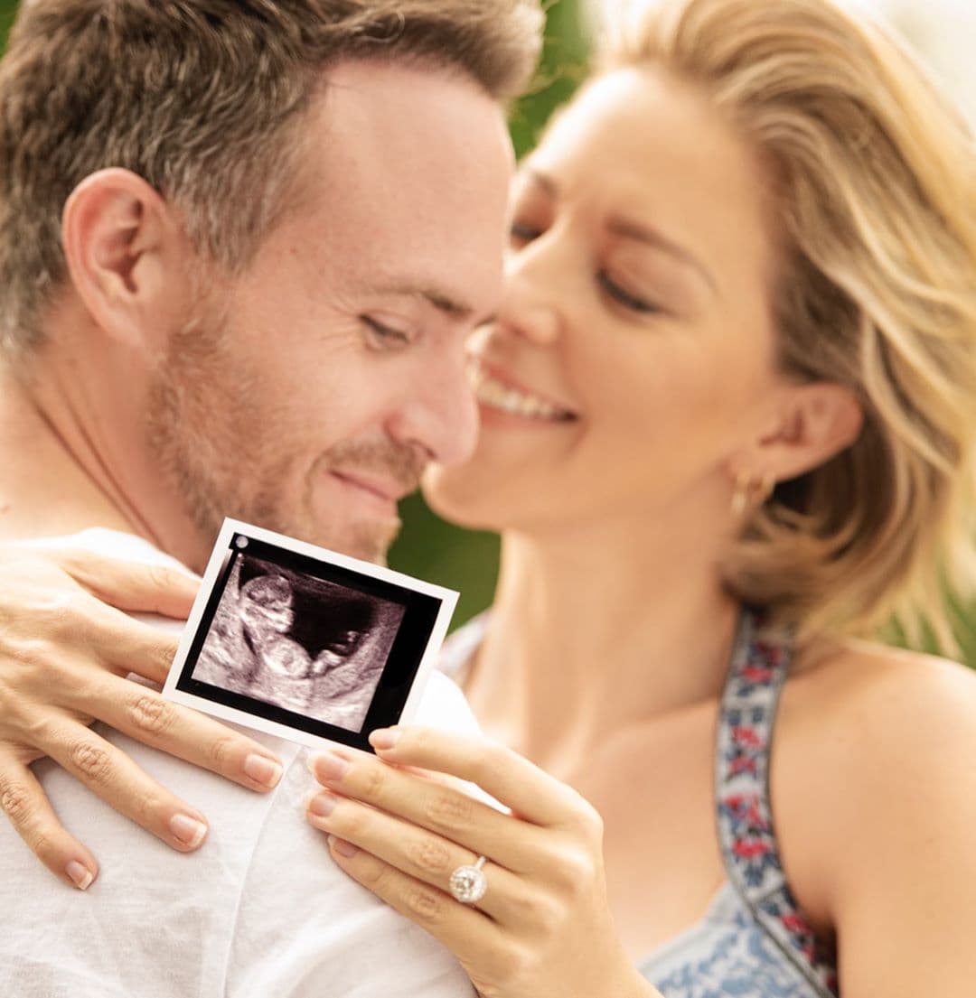 Su prometido Erik Hayser no se quedó atrás y también mostró lo feliz que estaba por poder sentir a su bebé en la pancita de la actriz: “Si busco la definición de amor infinito en mi diccionario, esta foto es el resultado. 1+1 = 3”.