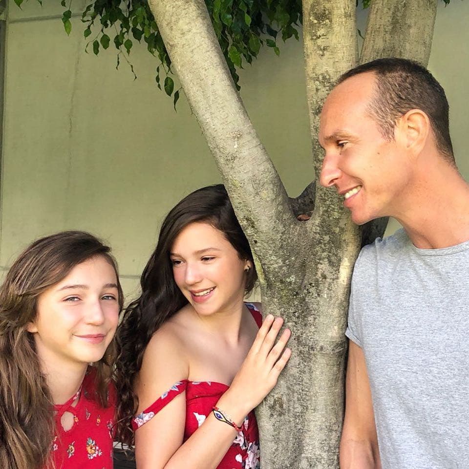 Mientras la primogénita de Andrea Legarreta y Erik Rubín causa revuelo por su talento, belleza y parecido físico a su papá, en redes sociales señalan que su hermana Nina es igualita a la conductora de Hoy.