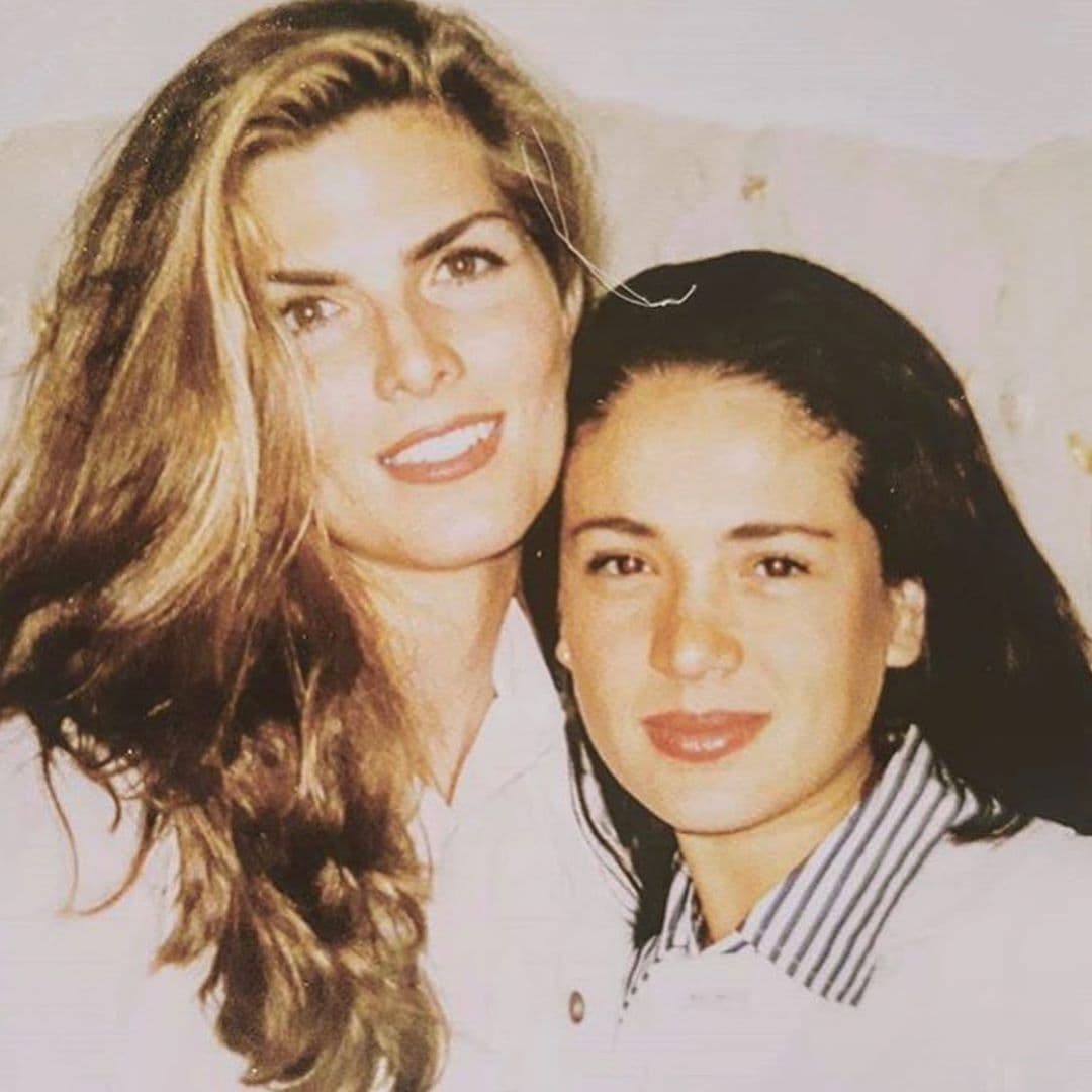 Hace 19 años, Montserrat Oliver y Yolanda Andrade comenzaron a trabajar juntas en diversos programas y fue donde nació su amor. Hace unos días, Montserrat subió un video a sus redes sociales y lo acompañó con este mensaje: “Gracias por estos 19 años de tanto, tanto amor, paciencia, enseñanzas, tolerancia, aventuras, sonrisas, lagrimas, viajes, aventuras, pero sobre todo por estar siempre para mí. Eres una gran bendición en mi vida, te adoro”.