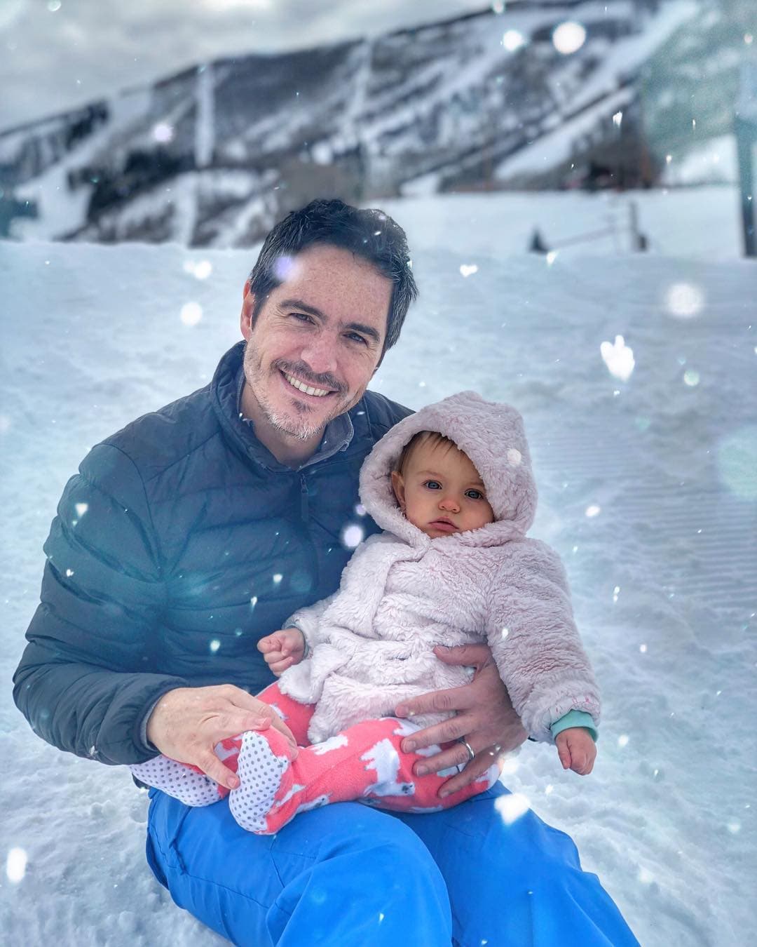 Critican a Mauricio Ochmann en Instagram por exponer a Kailani en la nieve