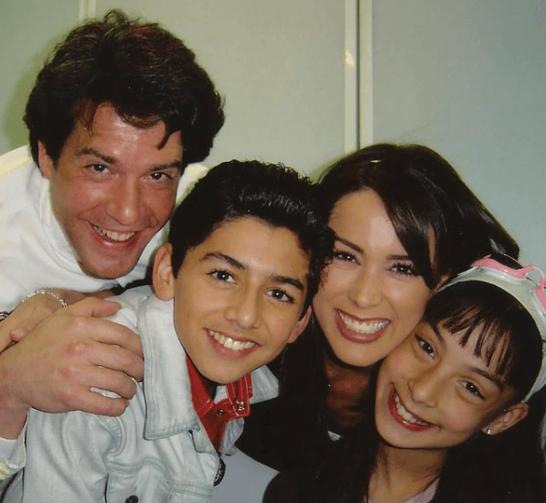 Un año después, volvería a ser el padre de la protagonista en la telenovela 'Alegrijes y Rebujos', como 'Antonio Domínguez'. En este melodrama encontró el amor en el personaje de 'Angélica Rivas', interpretado por Jacky Bracamontes.