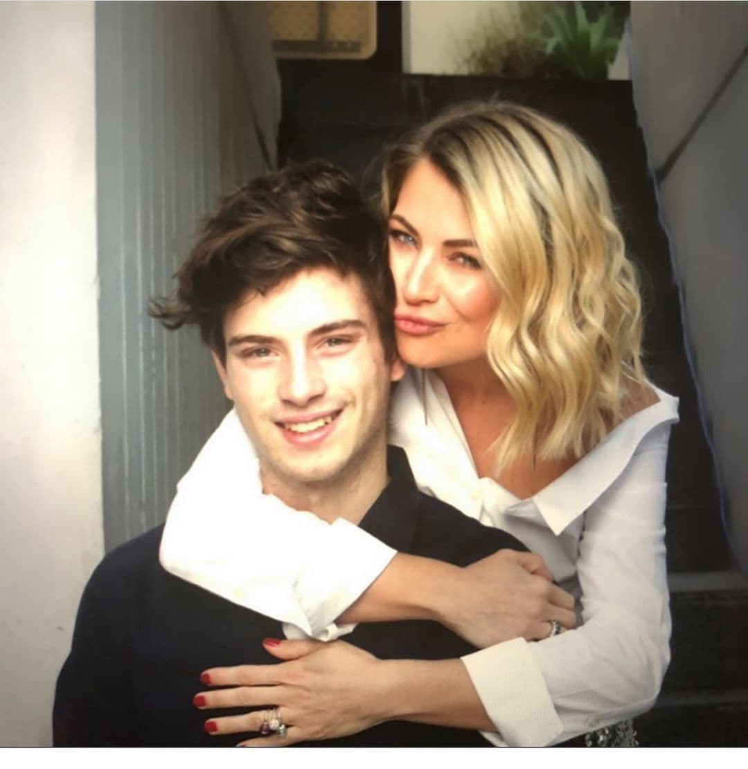 Hijo de Ludwika Paleta se deja ver, por primera vez, en romántica foto con su novia