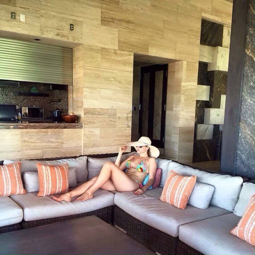 La también modelo de 1.72 m de estatura participó en la telenovela Sin tu mirada (2017-2018).