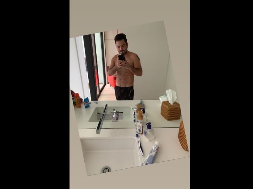 José Eduardo Derbez posa sin camisa.