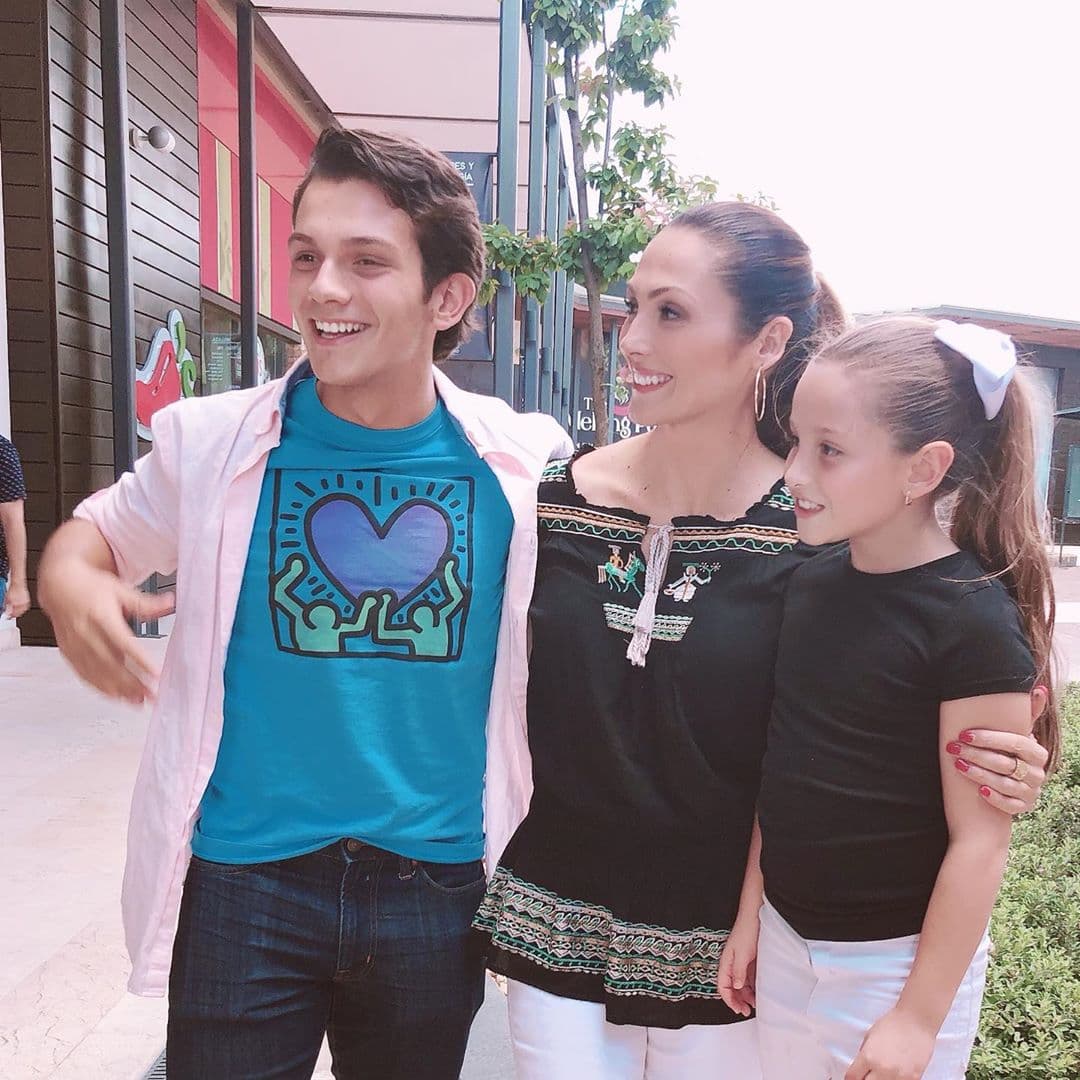 Nora Salinas junto a sus dos hijos: José Miguel y Scarlett.