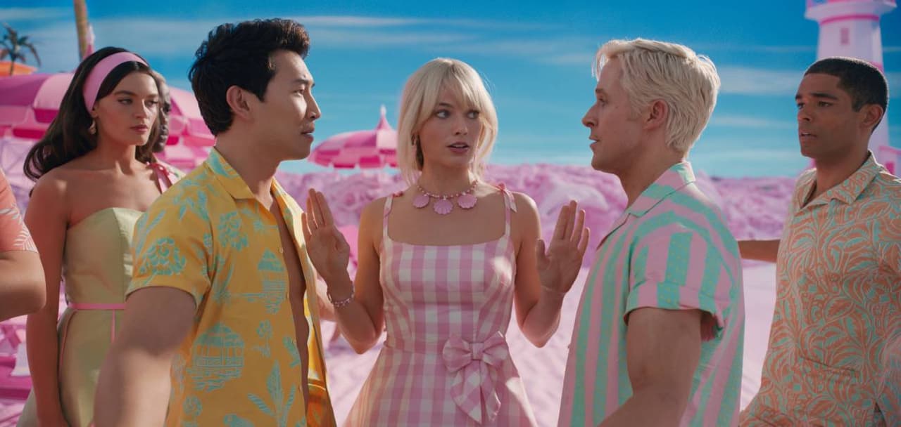 Simu Liu, Margot Robbie y Ryan Gosling protagonizan la película de 'Barbie'.