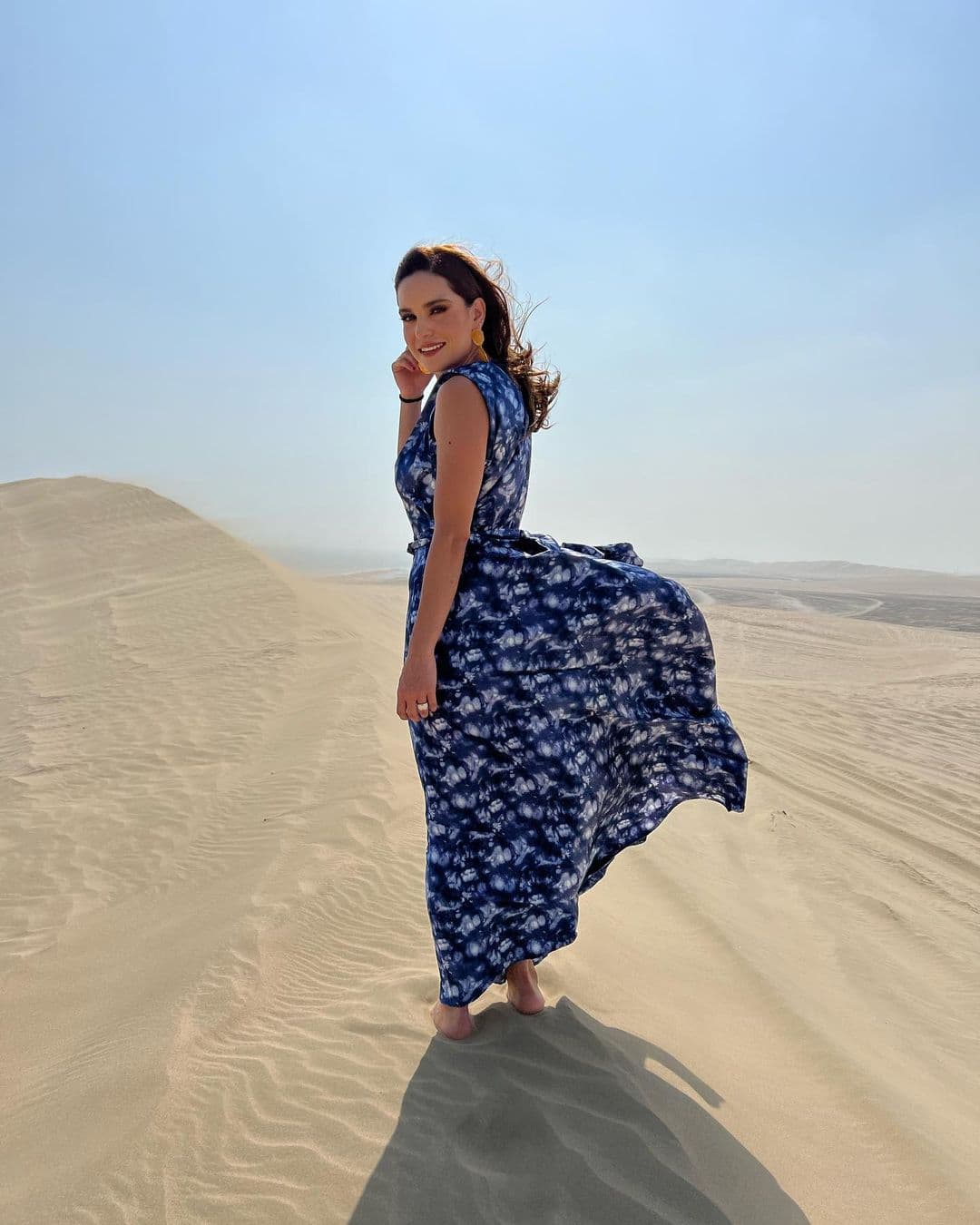 Tania Rincón derrocha elegancia con look en primer partido de México