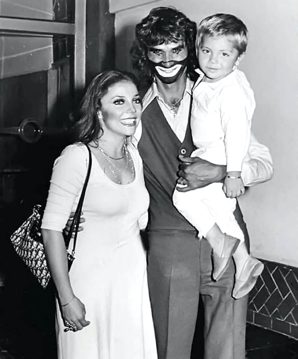 Realizó además varias obras de teatro y tanto en éstas como en su programa participaron varias personalidades que hoy en día son reconocidas como Yuri y Salma Hayek. En esta imagen lo vemos con Verónica Castro y su hijo Cristian cuando era niño.