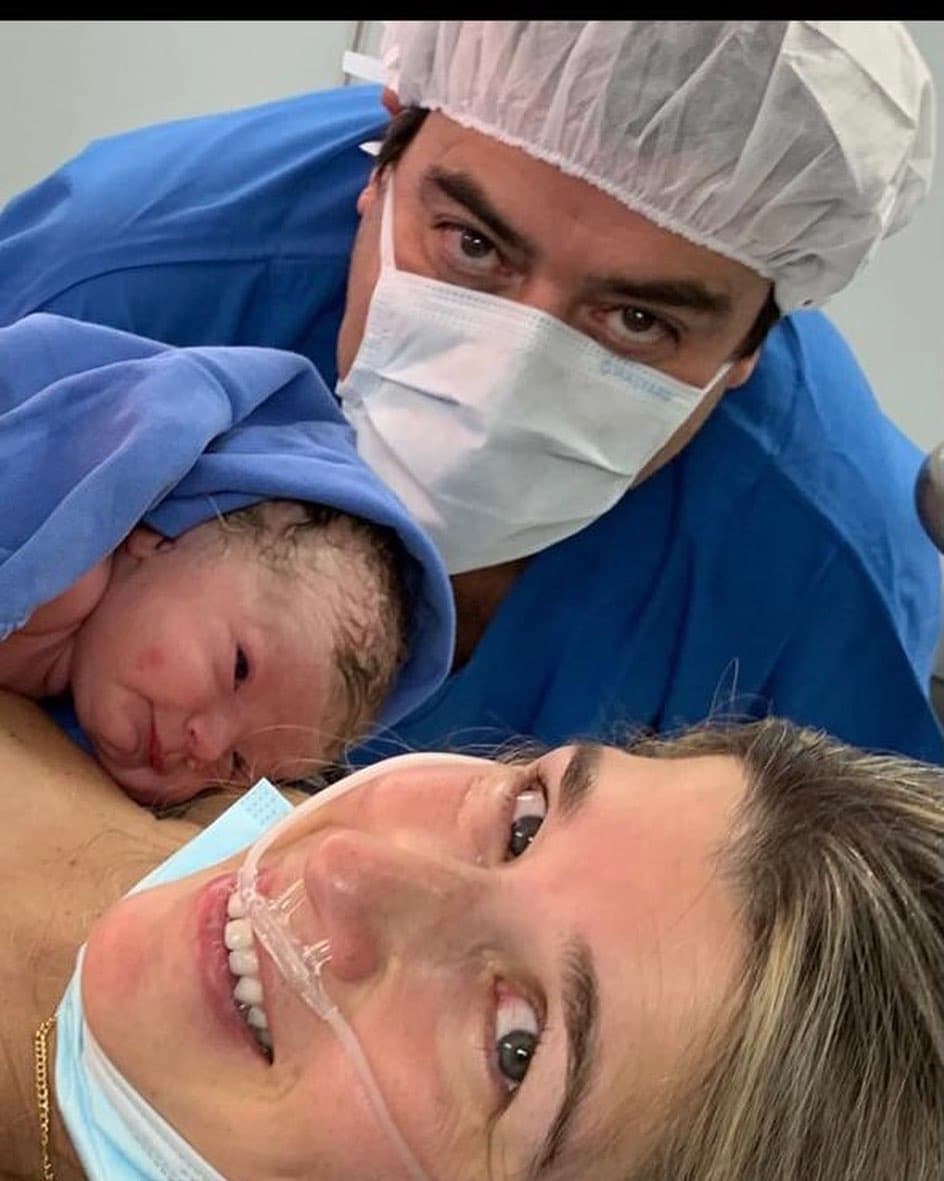 La tarde noche de esta 27 de octubre, Jorge ‘El Burro’ Van Rankin se convirtió en papá por tercera vez tras el nacimiento de su hija Carlota, hecho que dio a conocer en redes sociales. A pocas horas de haber dado a luz, su pareja Magda Bleizeffer compartió las fotos más tiernas de la recién nacida.