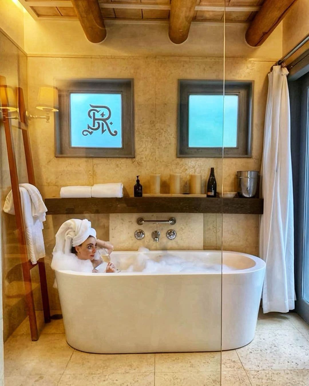 Sin embargo, una de la fotografías que más llamó la atención fue en la que apareció en medio de una bañera, posando como una estrella de Hollywood.