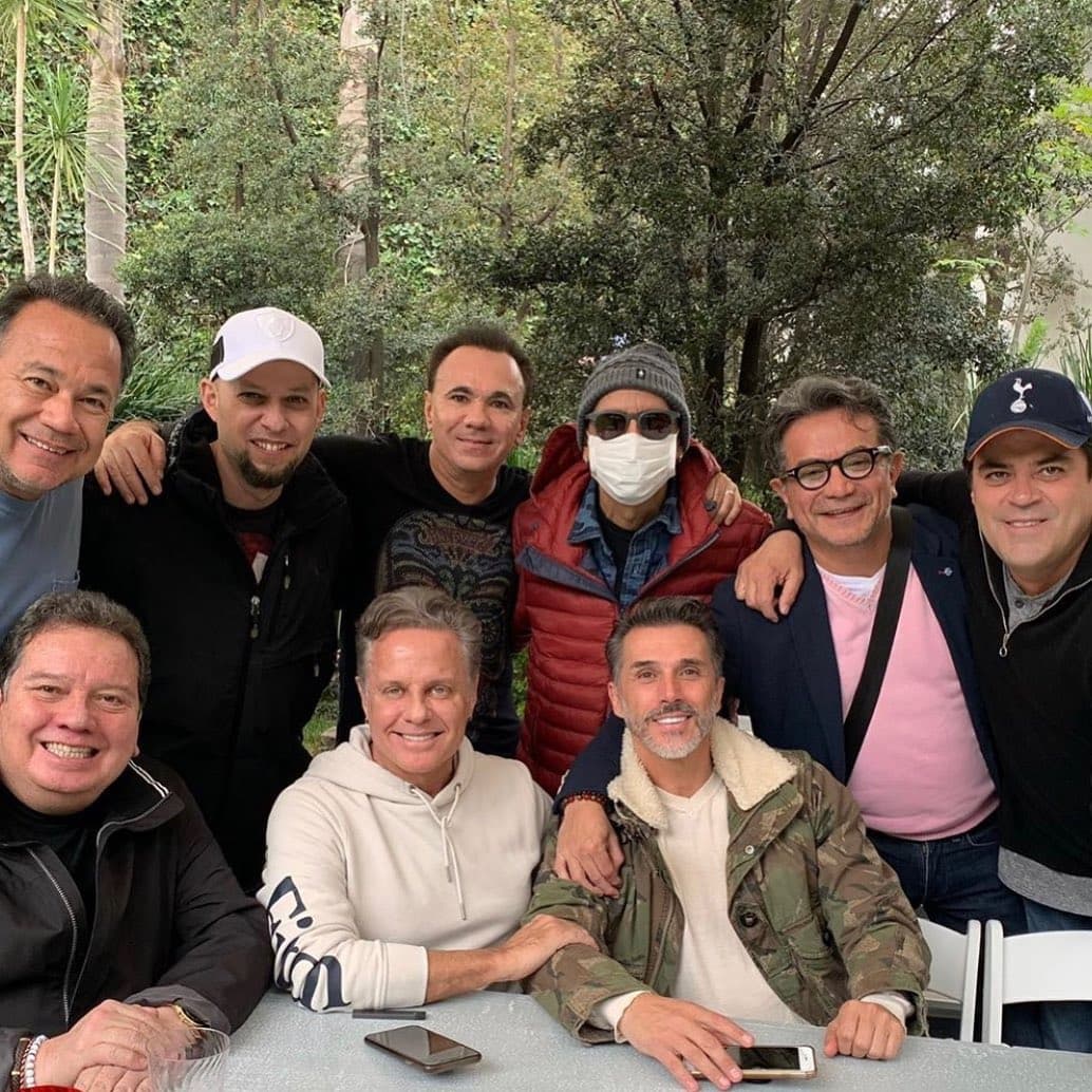 “Qué gran día de Super Bowl”, escribió en otra fotografía, en la que aparece junto al productor Nicandro Díaz, Sergio Mayer, Alexis Ayala, Gerardo Quiroz, Claudio, Jorge ‘Coque’ Muñiz y los comediantes, Freddy y Germán Ortega.