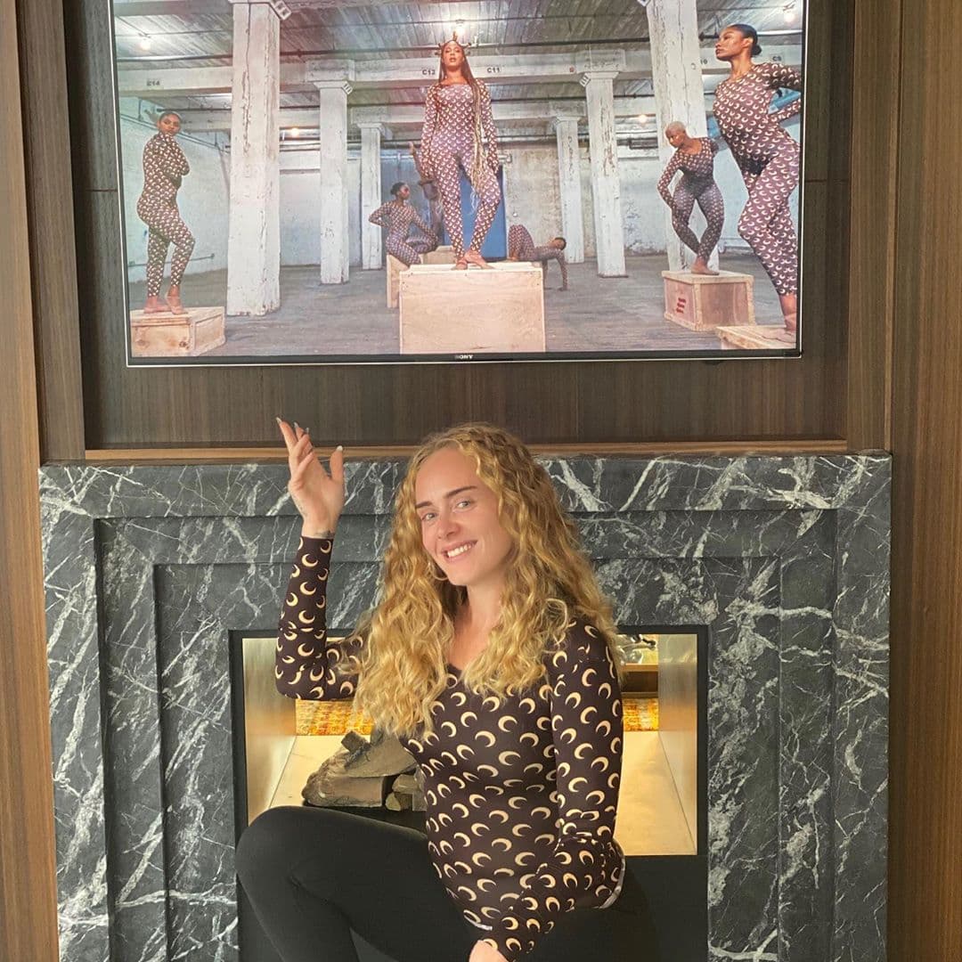 Mes y medio después se dejó ver con cabello largo, rizado y con una prenda muy similar a la que lució Beyoncé en su video ‘Already’, sorprendido nuevamente por su esbelta silueta.