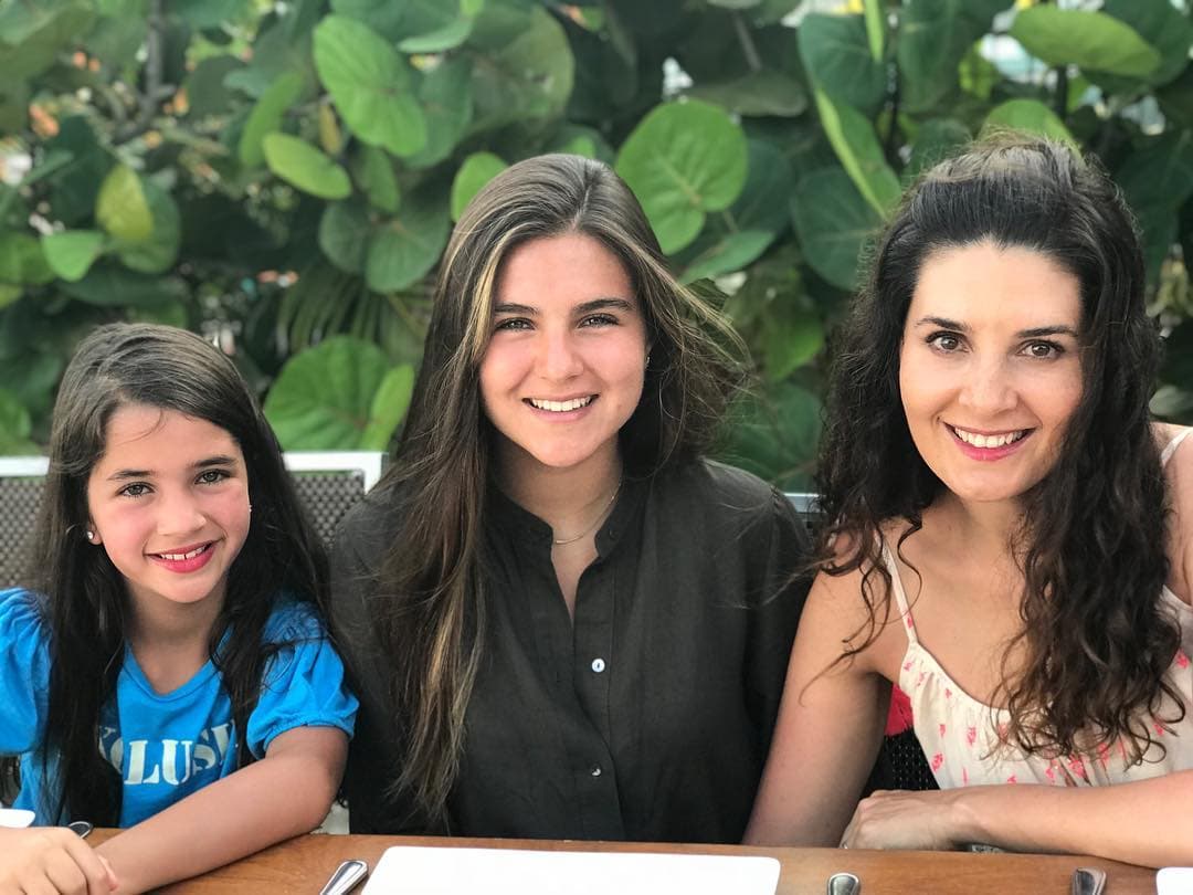 Mayrín Villanueva llamó la atención en redes sociales al posar junto a sus hijas, quienes según sus fans son idénticas a ella. Conoce a Romina y Julia.