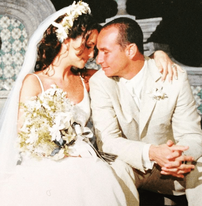 La ceremonia tuvo lugar en Acapulco, Guerrero, por lo que el vestido que eligió la también actriz fue sin mangas y con un escote redondo. Además, lució un velo que encajaba a la perfección con el tocado de flores blancas que adornaban su peinado.