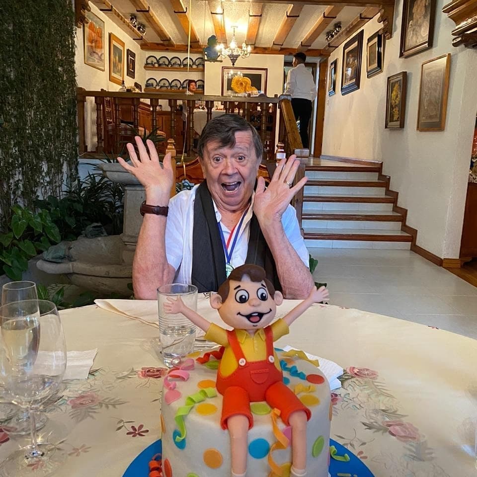 Entre globos, piñata y pastel, Xavier López ‘Chabelo’ celebró su cumpleaños número 85
