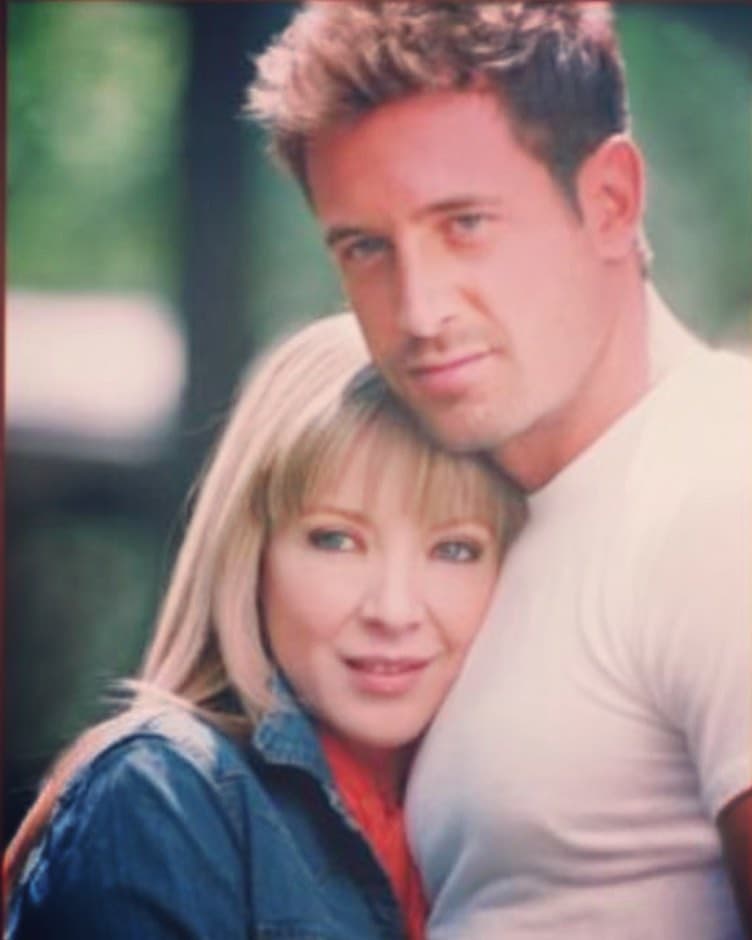 Gabriel Soto también formó parte de ese elenco y señaló: “Mi co-star, buen camino al cielo. Siempre estarás en nuestros recuerdos y en nuestros corazones. Fue un HONOR haber trabajado contigo y haberte conocido”.
