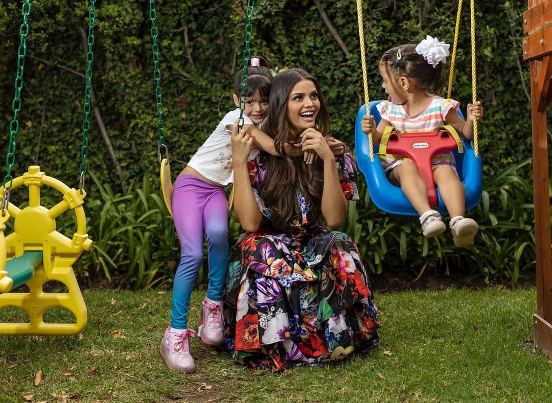 La casa también cuenta con un amplio jardín, donde sus hijas, Luciana y Marisol, tienen toda clase de juegos al aire libre como columpios y resbaladillas.