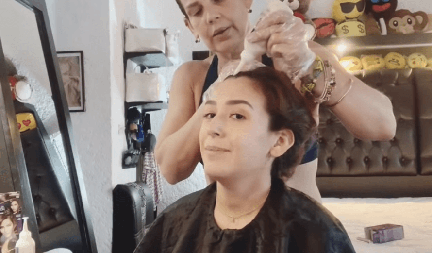 Por su parte, Niurka también sirvió como estilista, pues su hija Romina quiso cambiar el tono de su melena; de pelirroja a castaña.