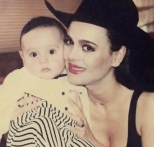 Maribel Guardia se deja ver con su hijo, pero ¡parecen hermanos!