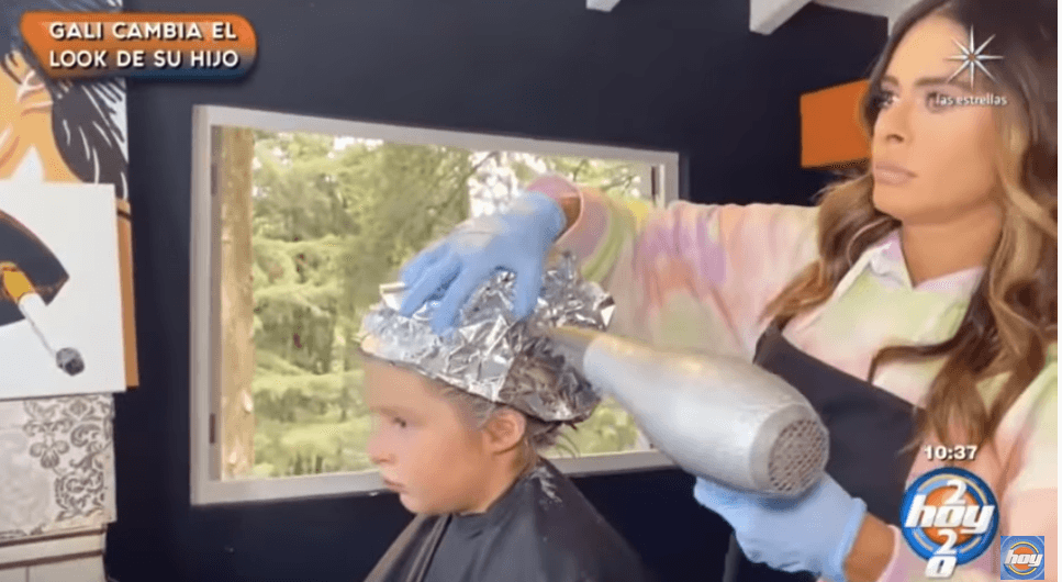 Asimismo, Galilea Montijo cedi´ó al deseo de su hijo Mateo, quien quería pintarse el cabello de color azul. Todo el proceso fue documentado para el programa 'Hoy'.