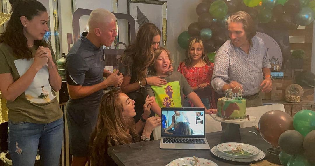 A través de su cuenta oficial de Instagram, la conductora de Hoy compartió una serie de imágenes en las que mostró que la temática de la fiesta fue de ‘camp zone’ y que hasta su sala se transformó con tanques, globos y tiendas de campaña.