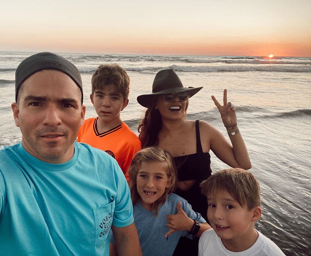 Alexis, Claudio y Mateo han visitado junto a Fernando Reina y Galilea Montijo destinos como Sudáfrica, Holanda, Nueva York, Miami y han disfrutado de innumerables atardeceres en Acapulco, Guerrero.