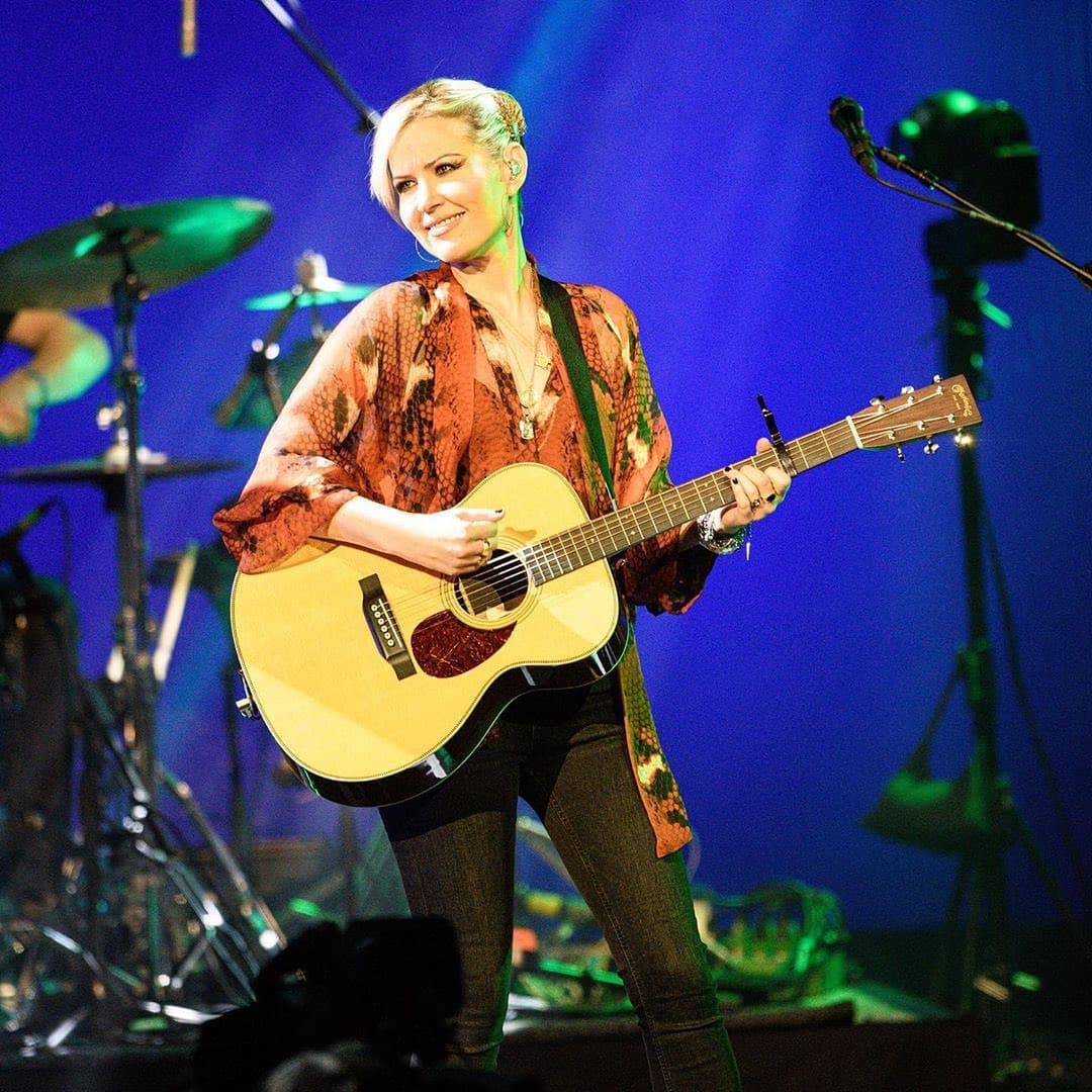 Dido compensó su ausencia en México con un nostálgico concierto