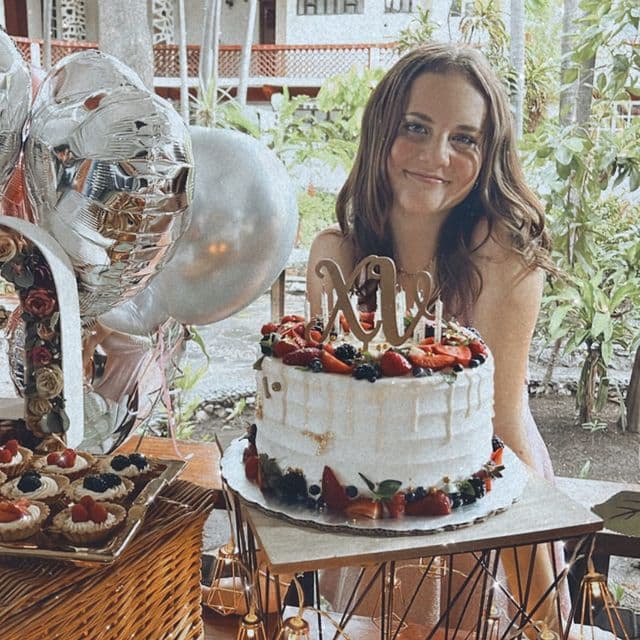 Hija de Michelle Vieth presume vestido de quinceañera ¡y luce como princesa!