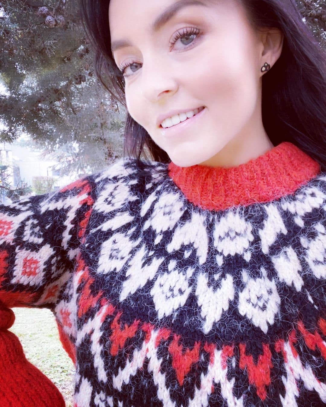 No señores, los suéteres navideños NO han pasado de moda. Al contrario, es una de las prendas de temporada que han vuelto para quedarse y que, además, combinan lo mejor de dos mundos: la comodidad y lo festivo. Prueba de lo trendy que pueden llegar a verse estos suéteres es Angelique Boyer, quien no dudó en compartir con sus seguidores su acertada elección de suéter con colores que gritan invierno y que nos invitan a cantar villancicos. ¡Nos encanta!