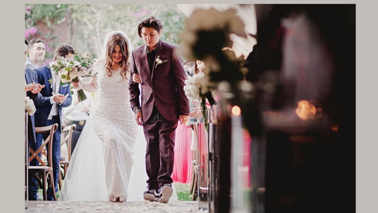 Al enlace matrimonial acudieron 150 invitados, entre los que estuvieron Mauricio Mancera, Reyli Barba y el invitado de honor fue el hijo de la cantante, Phoenix, quien al parecer la acompañó en su camino al altar.