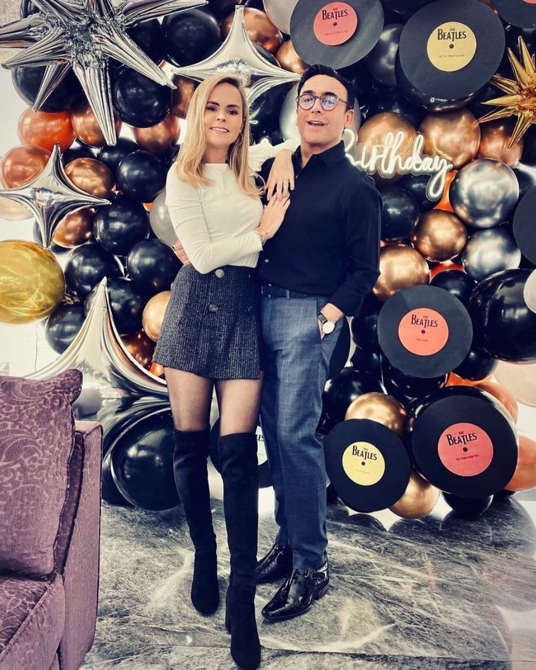 Adal Ramones y Karla de la Mora